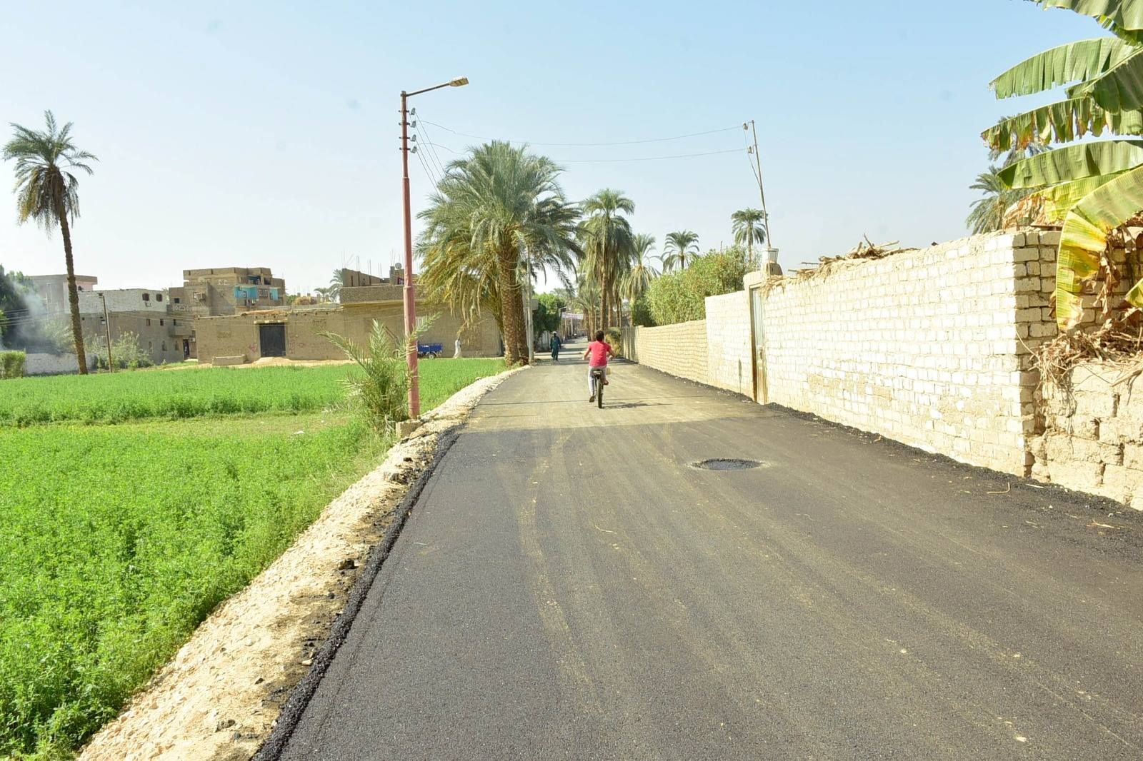 متابعة أعمال الرصف ويتابع خطة تطوير ورفع كفاءة الطرق في عدد من المدن متابعة أعمال الرصف ويتابع خطة تطوير ورفع كفاءة الطرق في عدد من المدن