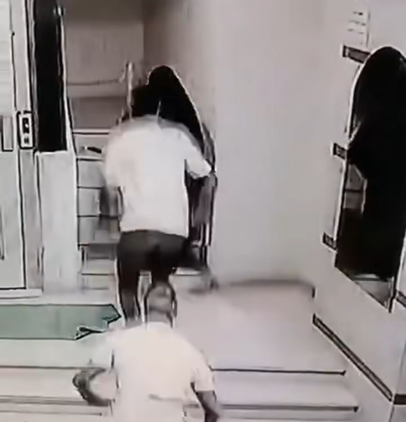 فحص مقطع متداول صادم لفتاة تعتدي على والدتها بالضرب بمساعدة بلطجية بسبب الميراث (4) فحص مقطع متداول صادم لفتاة تعتدي على والدتها بالضرب بمساعدة بلطجية بسبب الميراث (4)