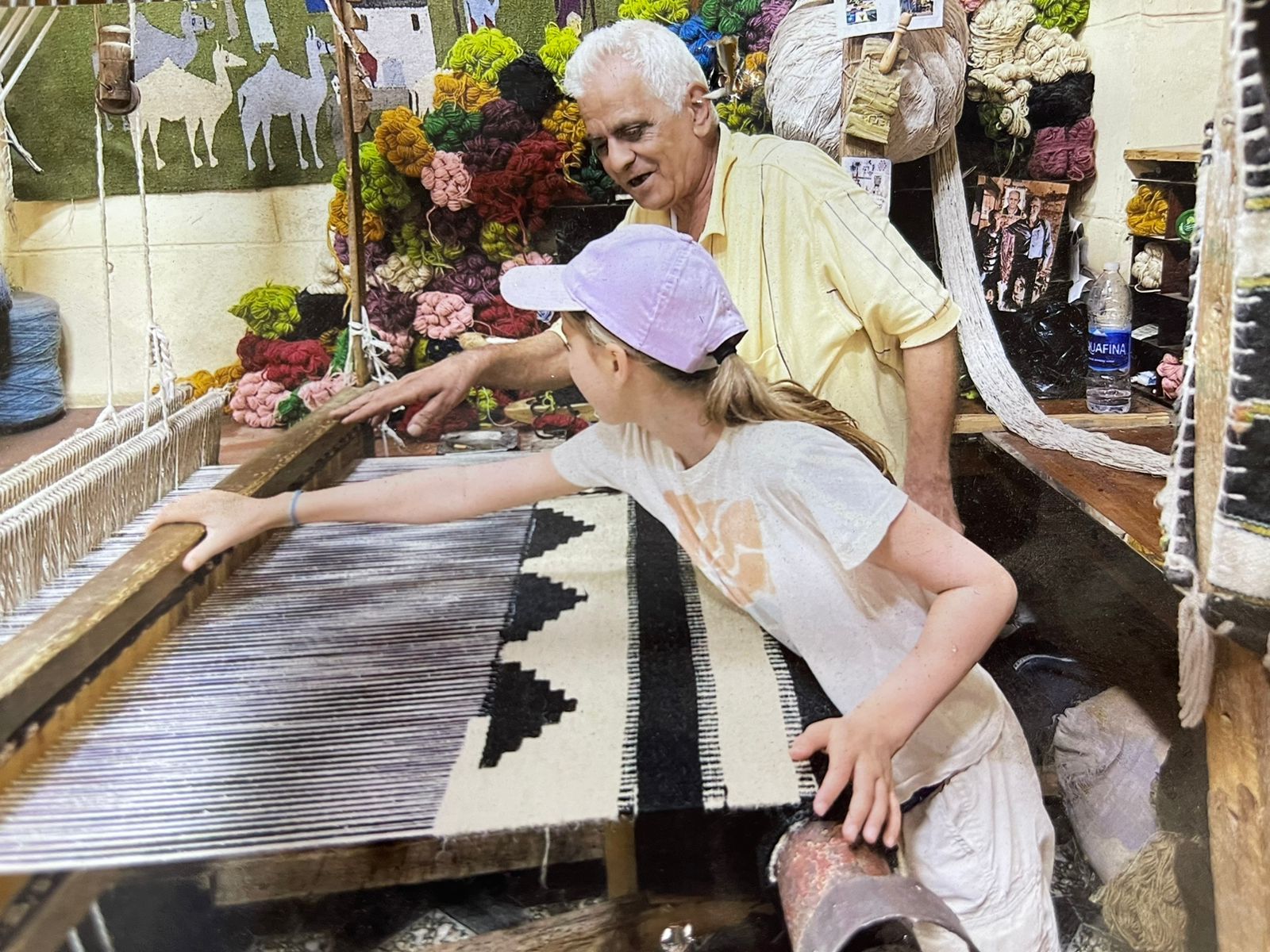 عم جابر يعلم سائحة صناعة السجاد اليدوي عم جابر يعلم سائحة صناعة السجاد اليدوي