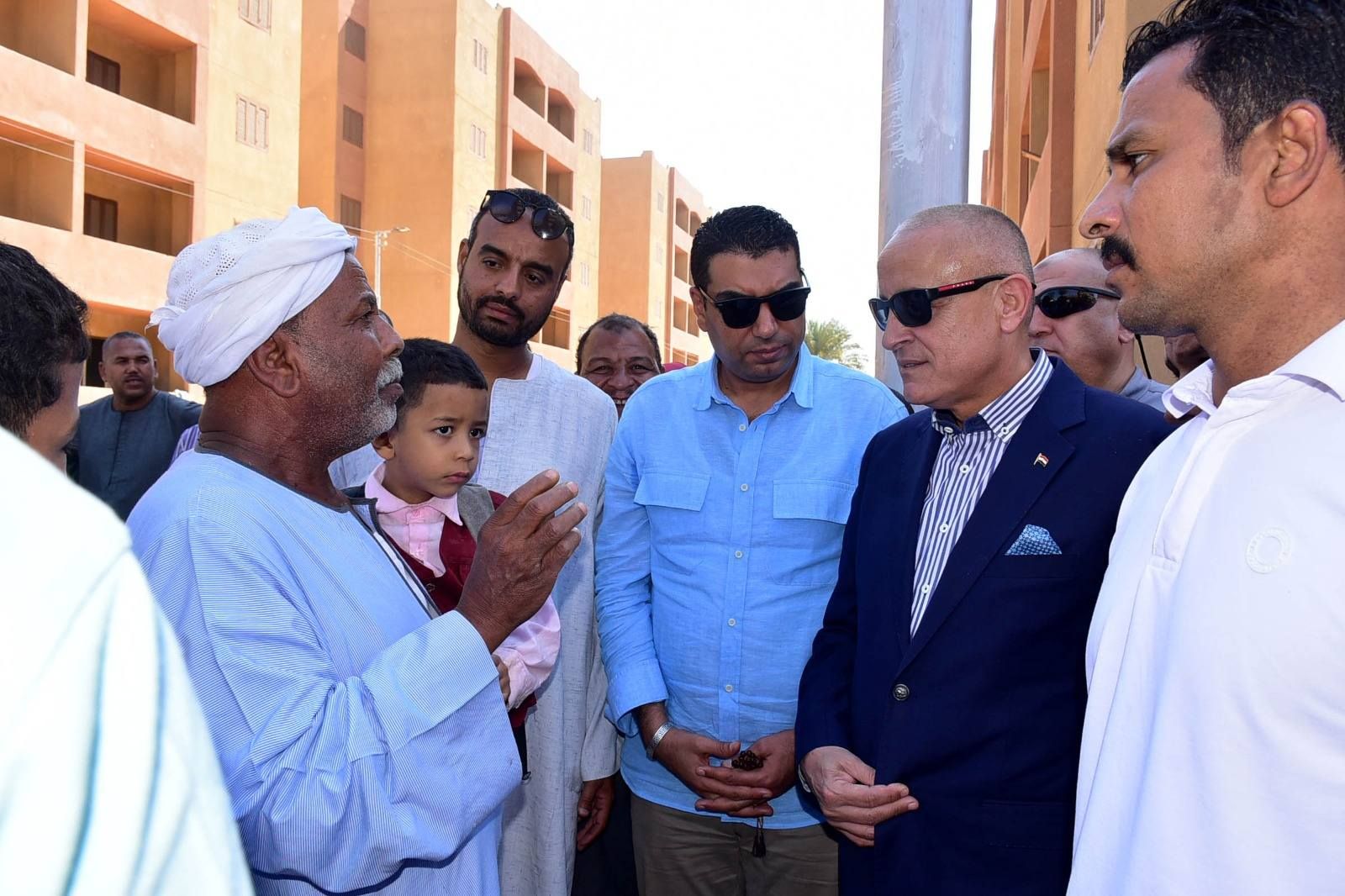 لقاء المحافظ مع المواطنين خلال جولاته بالمدن لقاء المحافظ مع المواطنين خلال جولاته بالمدن