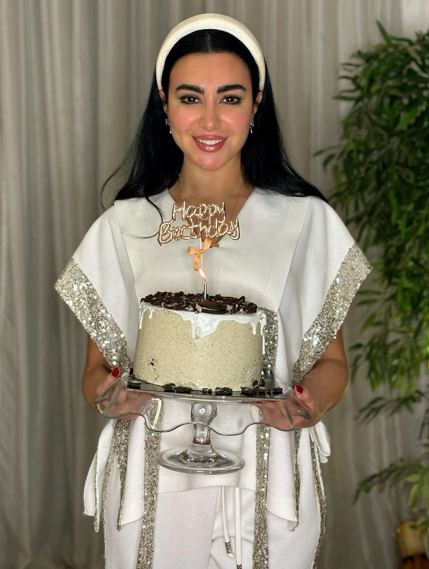 ميرهان حسين بالابيض فى احتفالها بعيد ميلادها ميرهان حسين بالابيض فى احتفالها بعيد ميلادها