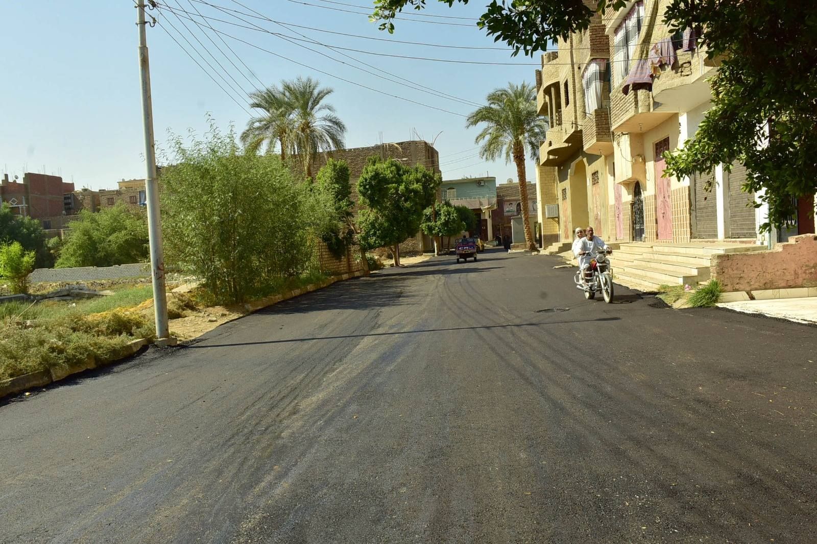 أعمال الرصف ويتابع خطة تطوير ورفع كفاءة الطرق في عدد من المدن أعمال الرصف ويتابع خطة تطوير ورفع كفاءة الطرق في عدد من المدن