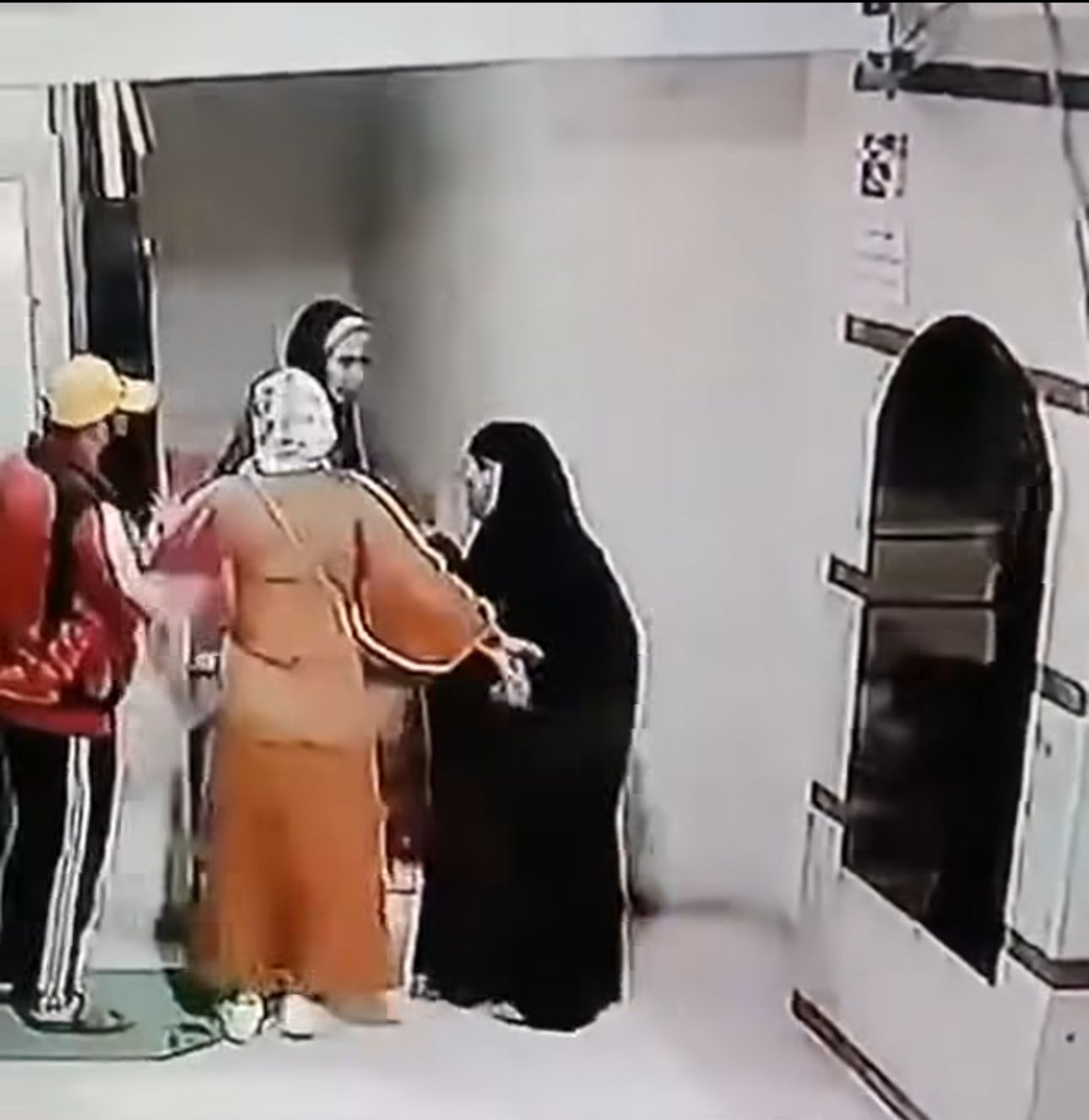 فحص مقطع متداول صادم لفتاة تعتدي على والدتها بالضرب بمساعدة بلطجية بسبب الميراث (2) فحص مقطع متداول صادم لفتاة تعتدي على والدتها بالضرب بمساعدة بلطجية بسبب الميراث (2)