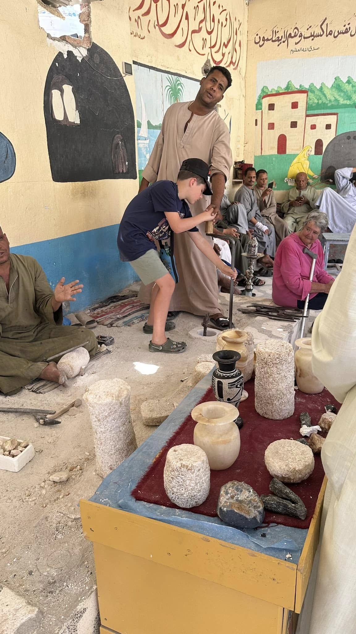 طفل أجنبي يستمتع بالمشاركة فى عمل التحف بالأقصر طفل أجنبي يستمتع بالمشاركة فى عمل التحف بالأقصر