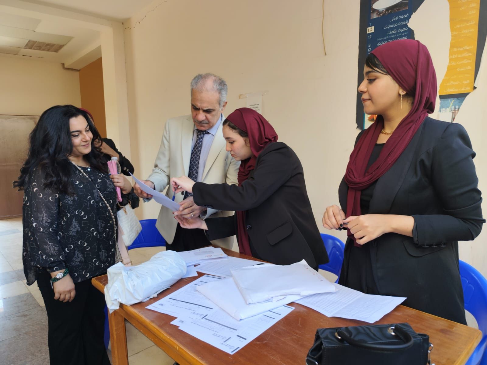 رئيس جامعة أسوان يتفقد المعرض رئيس جامعة أسوان يتفقد المعرض