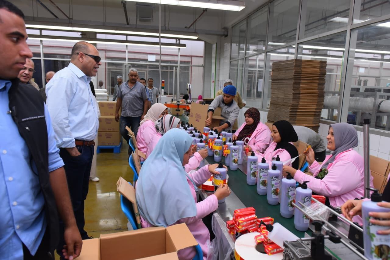 جولة وزير العمل داخل المصنع جولة وزير العمل داخل المصنع