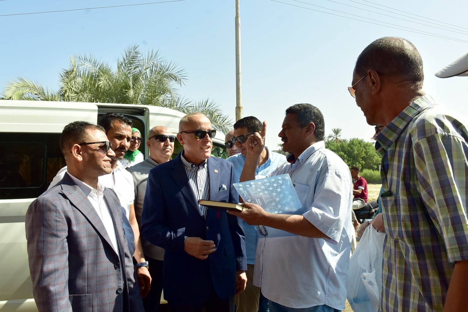 محافظ الأقصر يتفقد أعمال الرصف ويتابع خطة تطوير ورفع كفاءة الطرق محافظ الأقصر يتفقد أعمال الرصف ويتابع خطة تطوير ورفع كفاءة الطرق