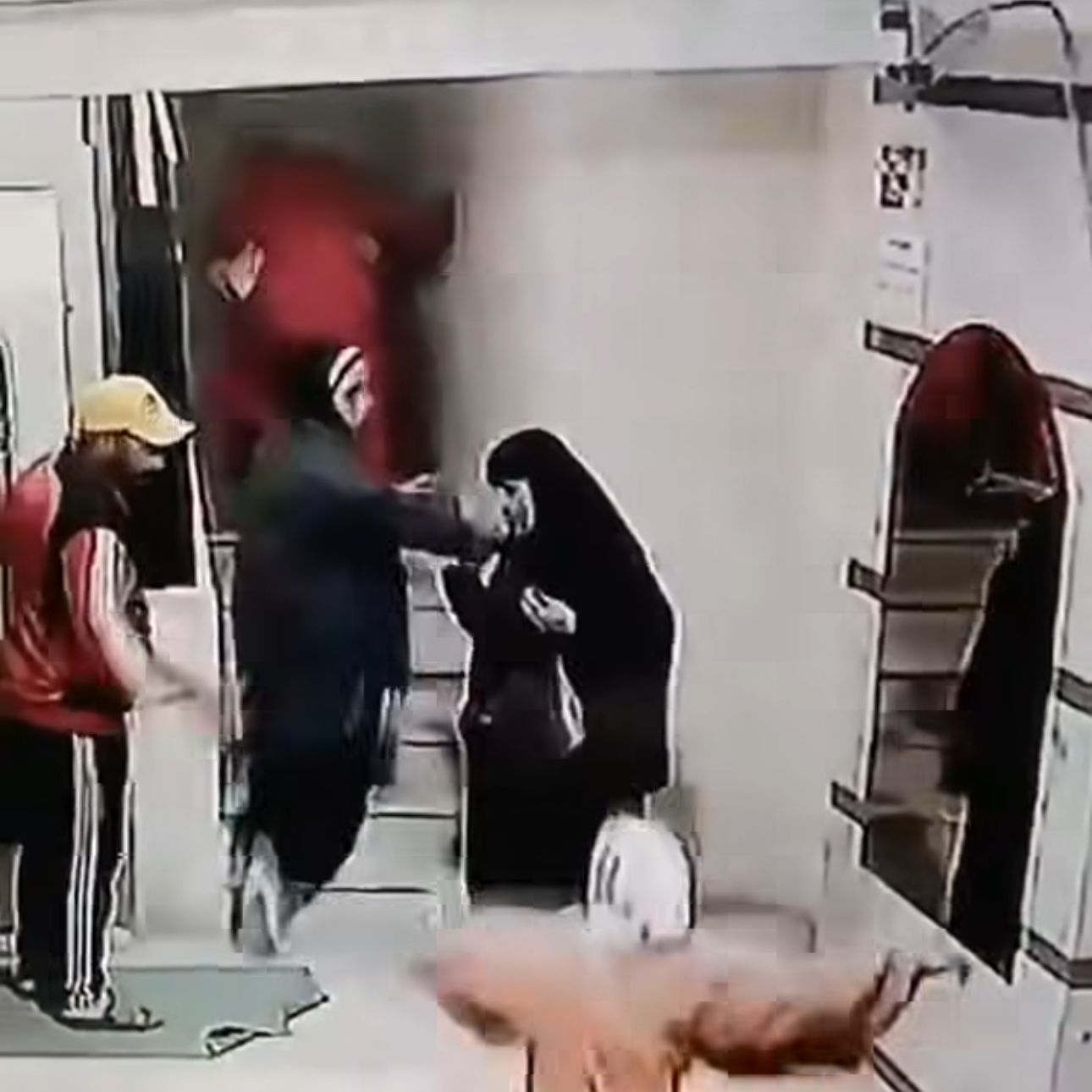 فحص مقطع متداول صادم لفتاة تعتدي على والدتها بالضرب بمساعدة بلطجية بسبب الميراث (3) فحص مقطع متداول صادم لفتاة تعتدي على والدتها بالضرب بمساعدة بلطجية بسبب الميراث (3)