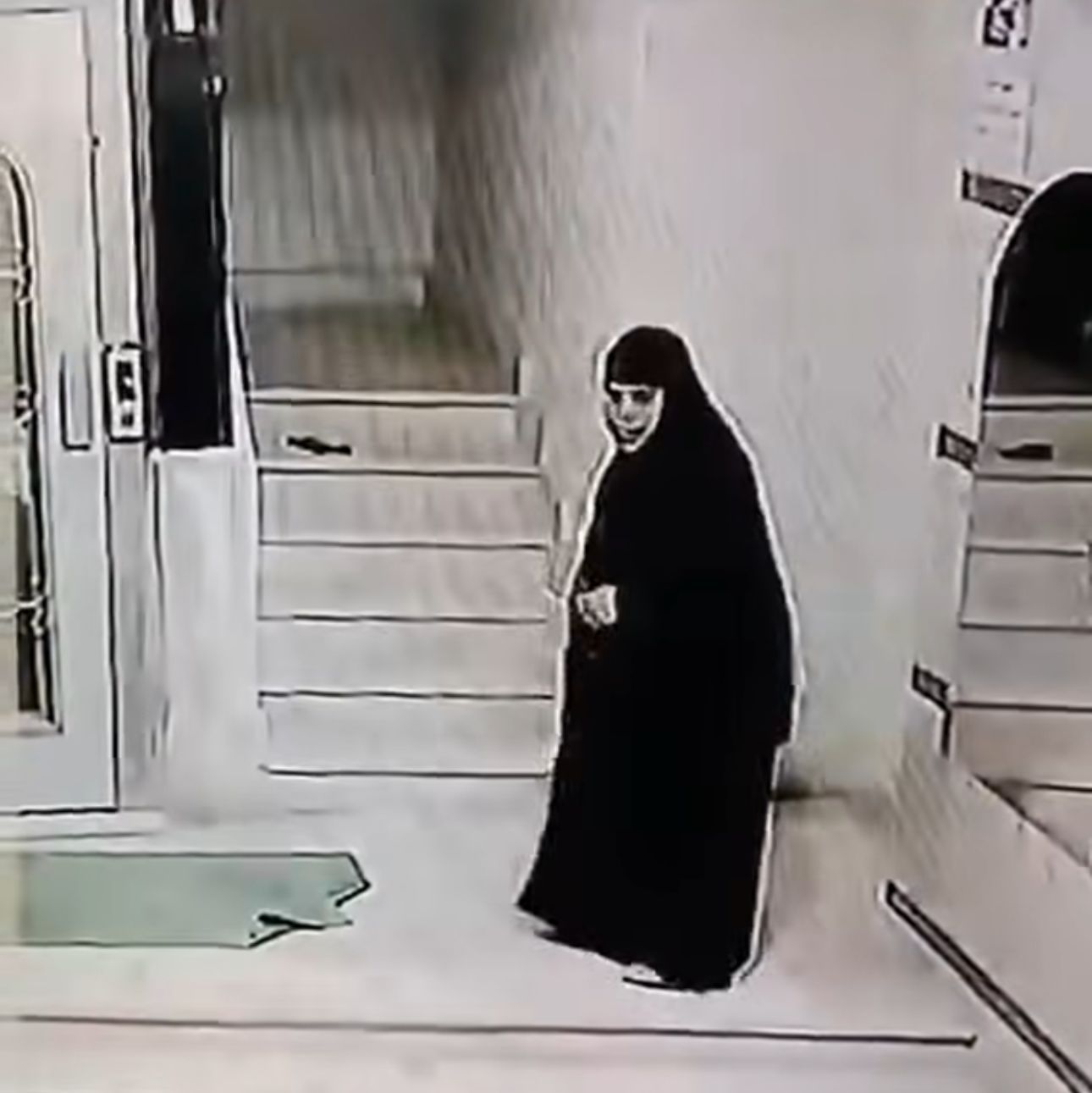 فحص مقطع متداول صادم لفتاة تعتدي على والدتها بالضرب بمساعدة بلطجية بسبب الميراث (1) فحص مقطع متداول صادم لفتاة تعتدي على والدتها بالضرب بمساعدة بلطجية بسبب الميراث (1)