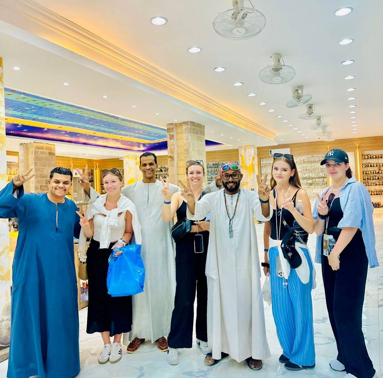 بهجة الأجانب خلال شراء التحف الفرعونية المقلدة غرب الأقصر بهجة الأجانب خلال شراء التحف الفرعونية المقلدة غرب الأقصر