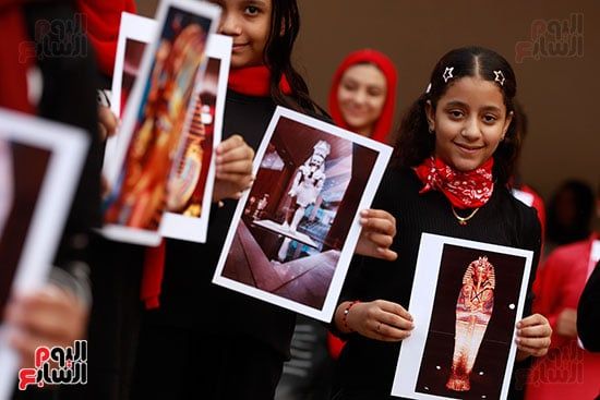 الطالبات يحملن رسوم للحضارة المصرية