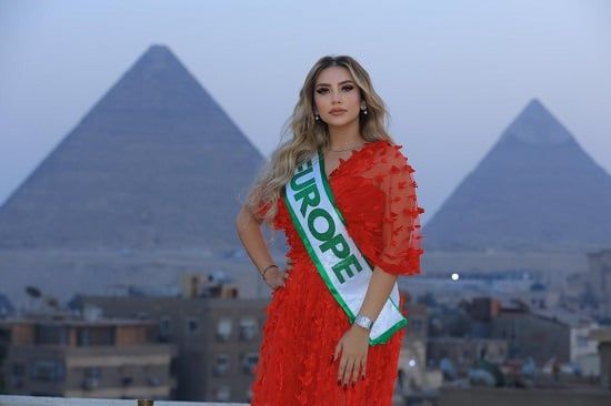 ملكة جمال اوروبا امام الاهرامات ملكة جمال اوروبا امام الاهرامات