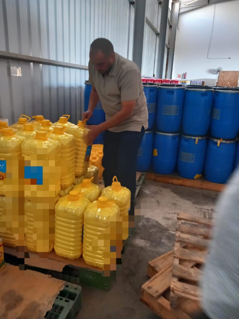 ضبط سمن مجهول المصدر ونصف طن جبن متعفن داخل مخزن بسوهاج (7) ضبط سمن مجهول المصدر ونصف طن جبن متعفن داخل مخزن بسوهاج (7)