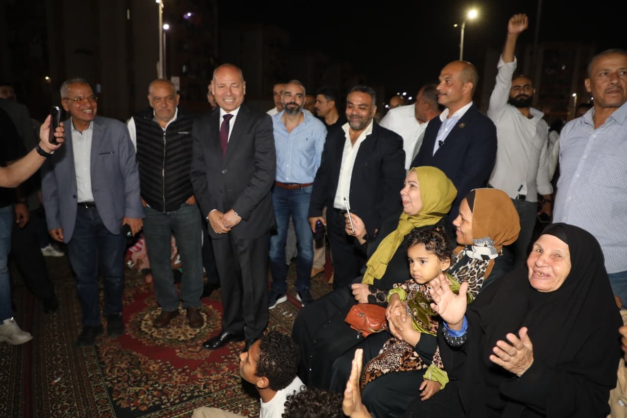 محافظ القاهرة مع الأهالى محافظ القاهرة مع الأهالى