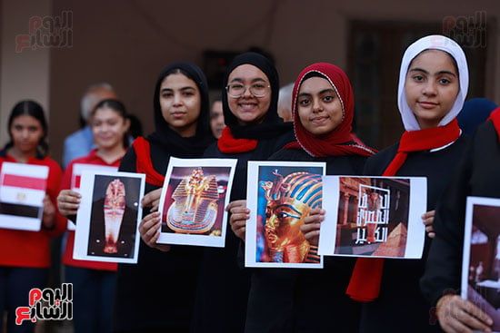 الطالبات يحملن صورا للأثار المصرية