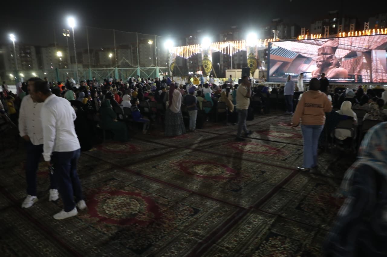 متابعة الأهالى لشاشات العرض متابعة الأهالى لشاشات العرض