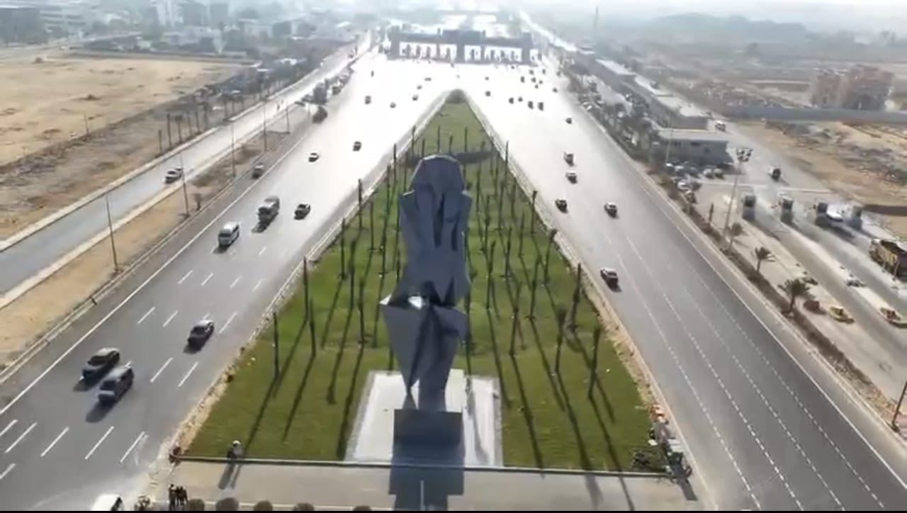 التمثال الموجود بمدخ الطريق للمتحف المصرى الكبير التمثال الموجود بمدخ الطريق للمتحف المصرى الكبير