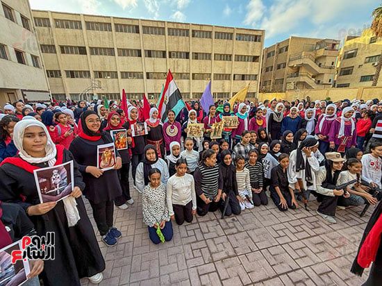 الطلاب يحتفلن بصور للأثار المصرية