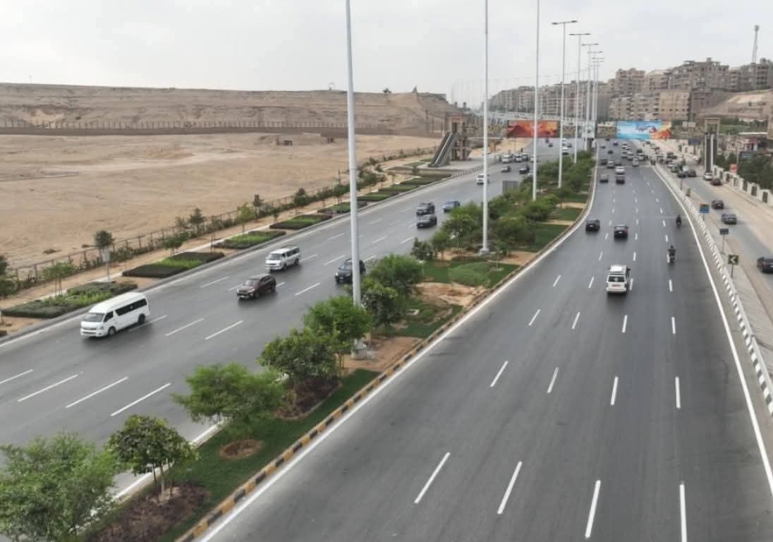 جانب من الطرق أمام المتحف المصرى الكبير جانب من الطرق أمام المتحف المصرى الكبير