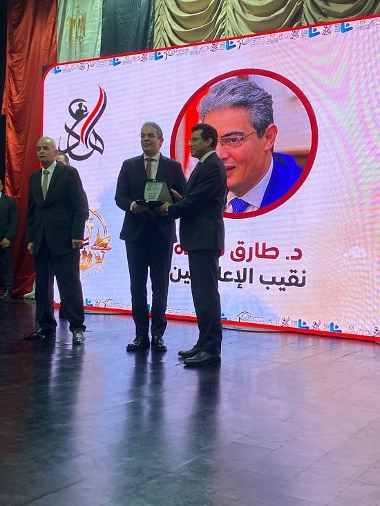 وزارة الشباب والرياضة تُكرم نقيب الإعلاميين (2) وزارة الشباب والرياضة تُكرم نقيب الإعلاميين (2)