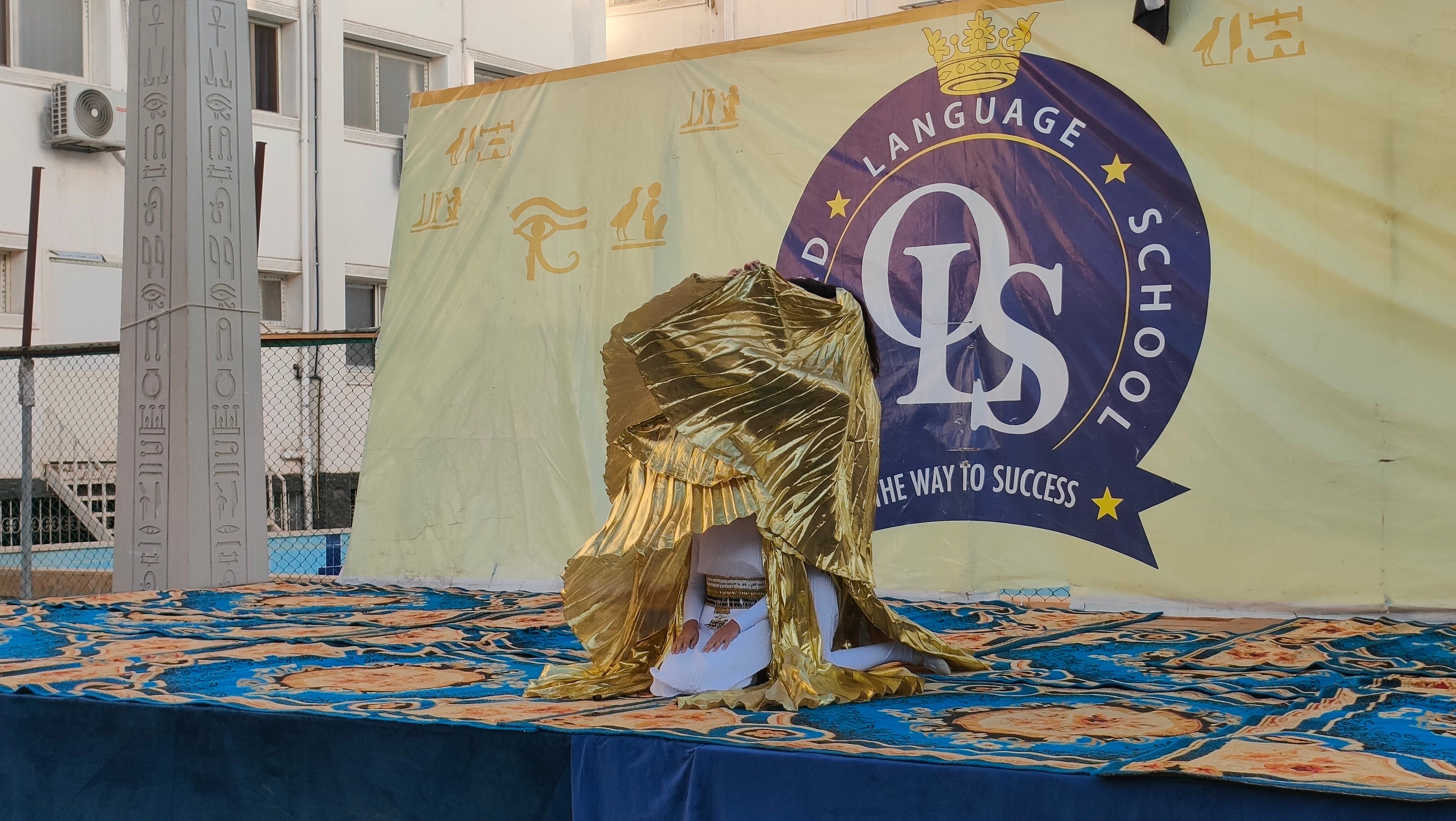 جانب من العروض الفنية جانب من العروض الفنية