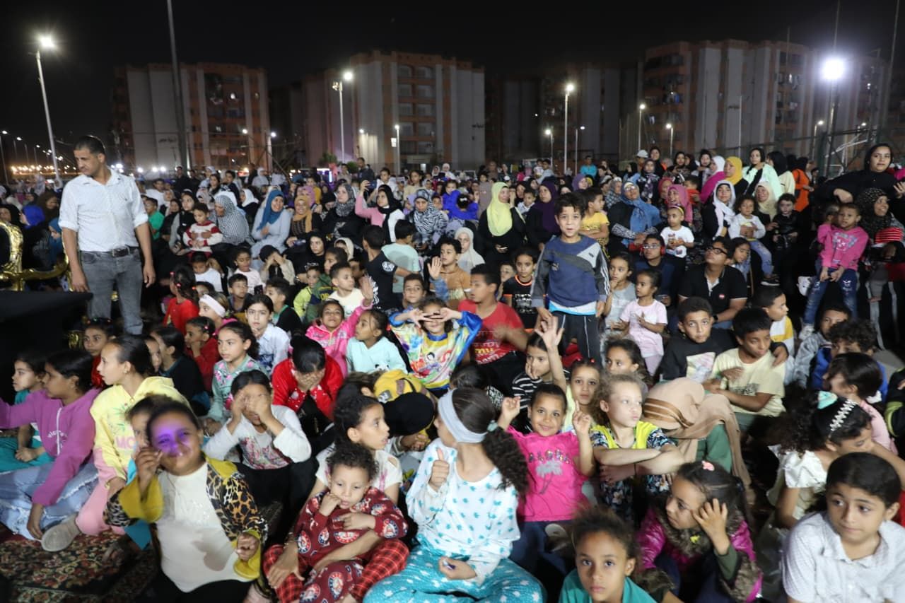 الأهالى يتابعون شاشات العرض الأهالى يتابعون شاشات العرض