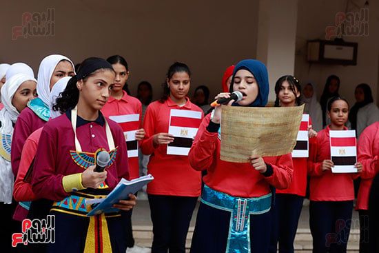 الطلاب يحملن علم مصر بطبابور الصباح