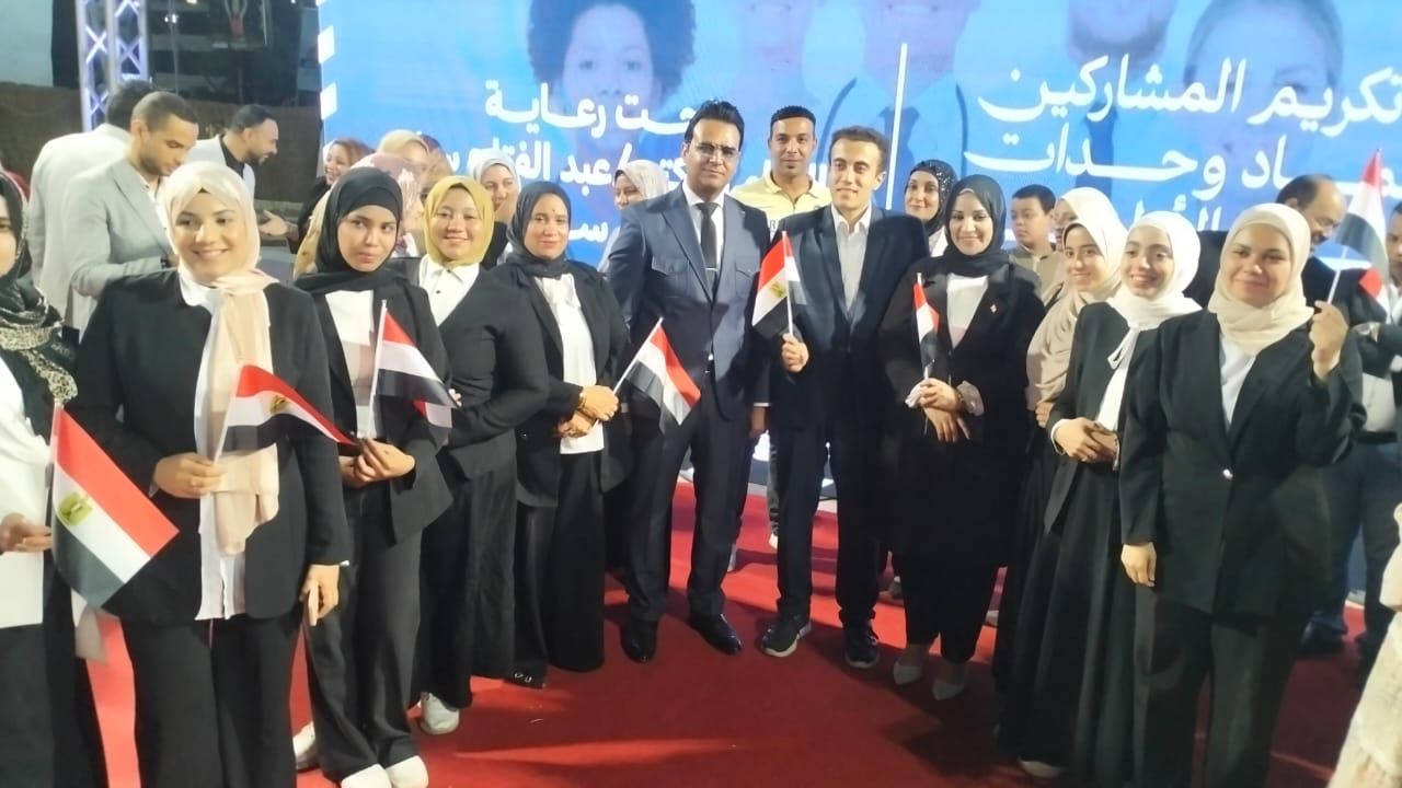 جانب من التكريم جانب من التكريم