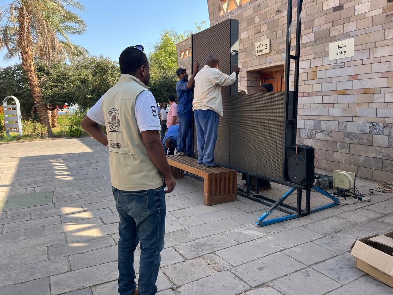 أثناء تركيب شاشة العرض أثناء تركيب شاشة العرض