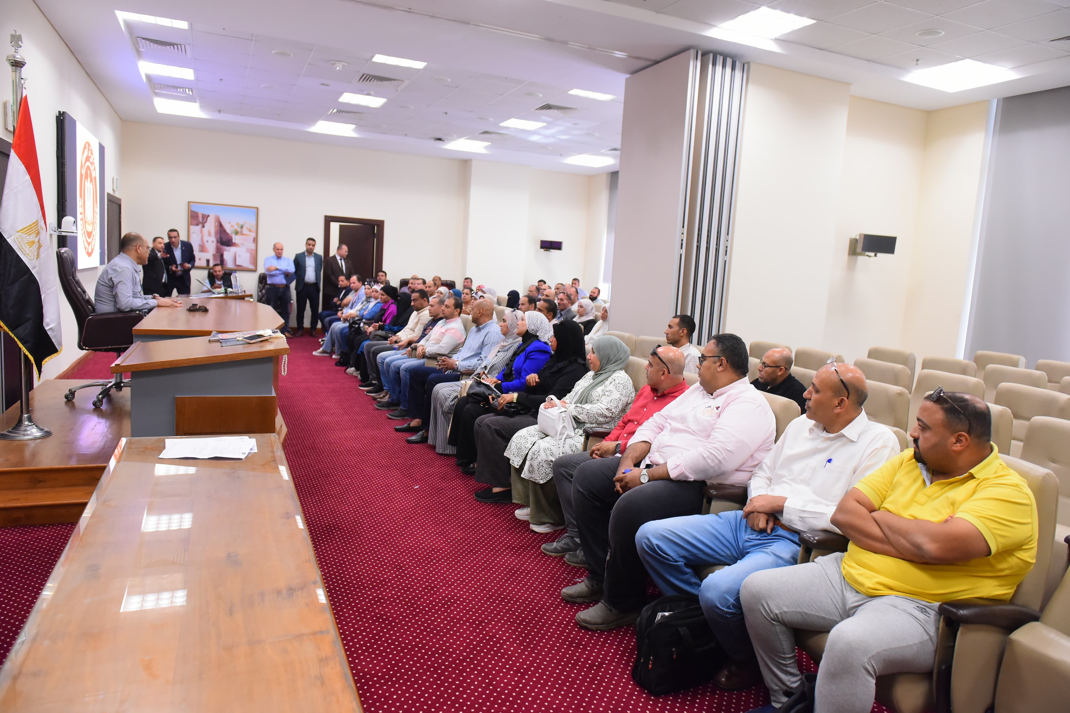 وزير العمل مع الموظفين وزير العمل مع الموظفين