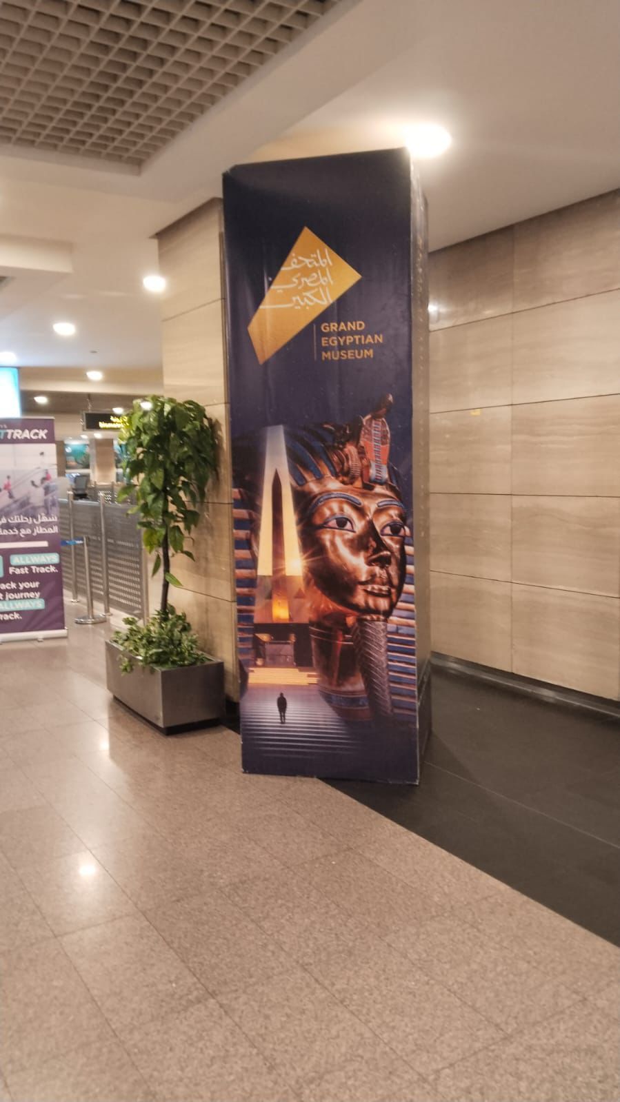 تزيين صالة كبار الزوار بمطار القاهرة الدولي (1) تزيين صالة كبار الزوار بمطار القاهرة الدولي (1)