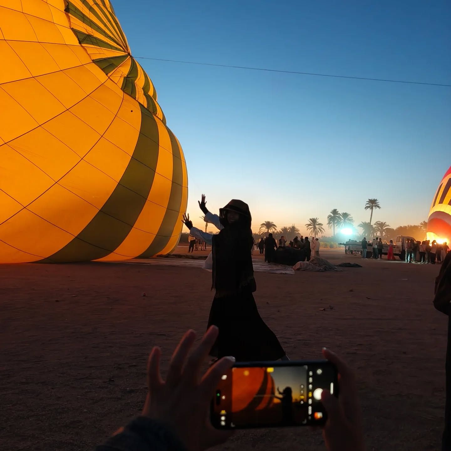 سائحة تستمتع بصورة بديعة فى أرض مطار البالون الطائر سائحة تستمتع بصورة بديعة فى أرض مطار البالون الطائر