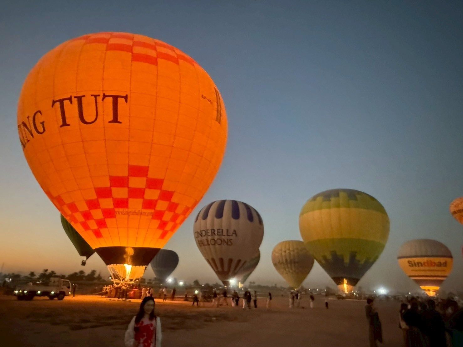 البالونات الطائرة تتجهز قبل التحليق فى السما البالونات الطائرة تتجهز قبل التحليق فى السما