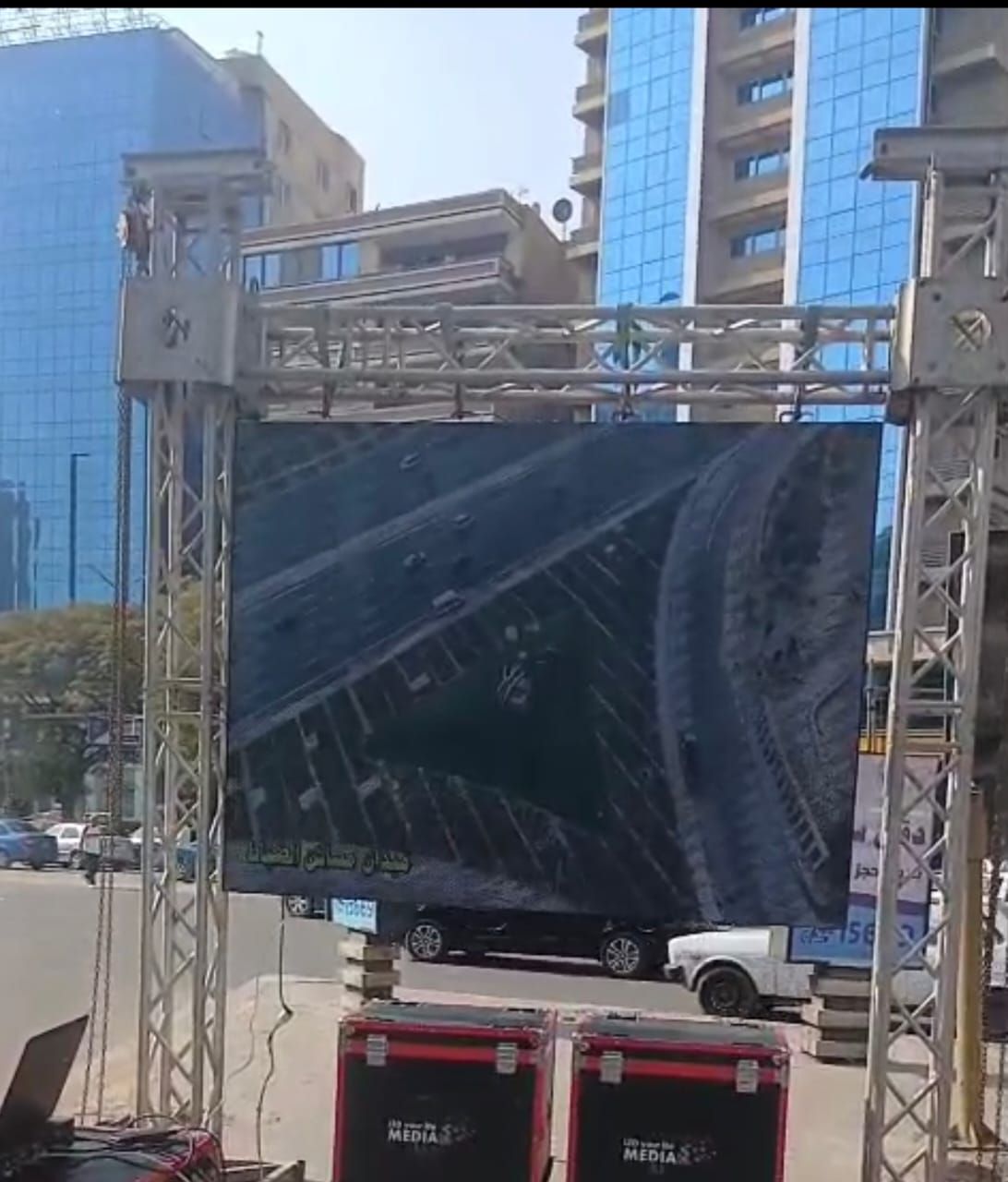 شاشات في ميادين الجيزة لبث فعاليات افتتاح المتحف المصري الكبير (2) شاشات في ميادين الجيزة لبث فعاليات افتتاح المتحف المصري الكبير (2)