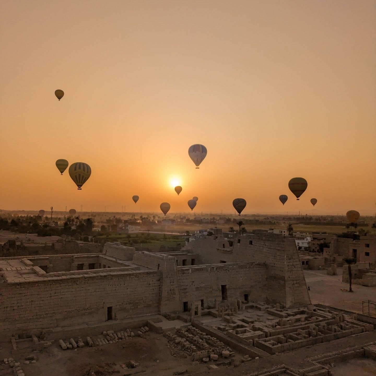 مشاهد بديعة لرحلات البالون الطائر فوق المعابد مشاهد بديعة لرحلات البالون الطائر فوق المعابد