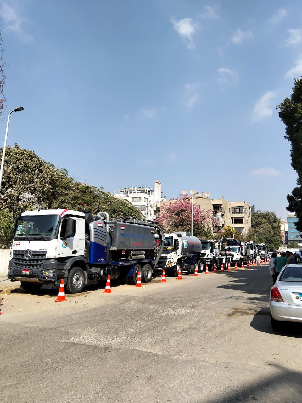 سيارات مياه الشرب بالقرب من المتحف المصري الكبير سيارات مياه الشرب بالقرب من المتحف المصري الكبير