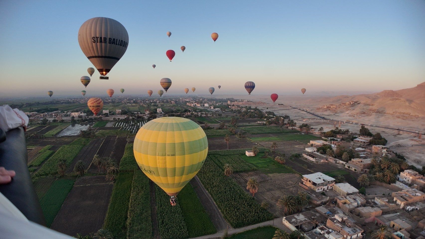 مشهد بديع لتحليق رحلات البالون الطائر فى الأقصر مشهد بديع لتحليق رحلات البالون الطائر فى الأقصر