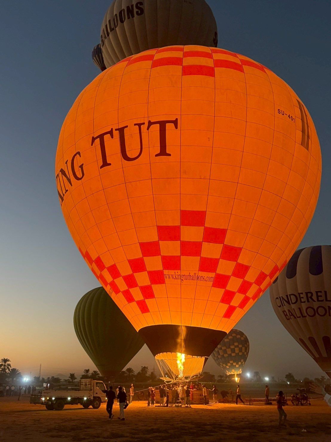 تجهيز البالونات الطائرة قبل التحليق فى السماء تجهيز البالونات الطائرة قبل التحليق فى السماء