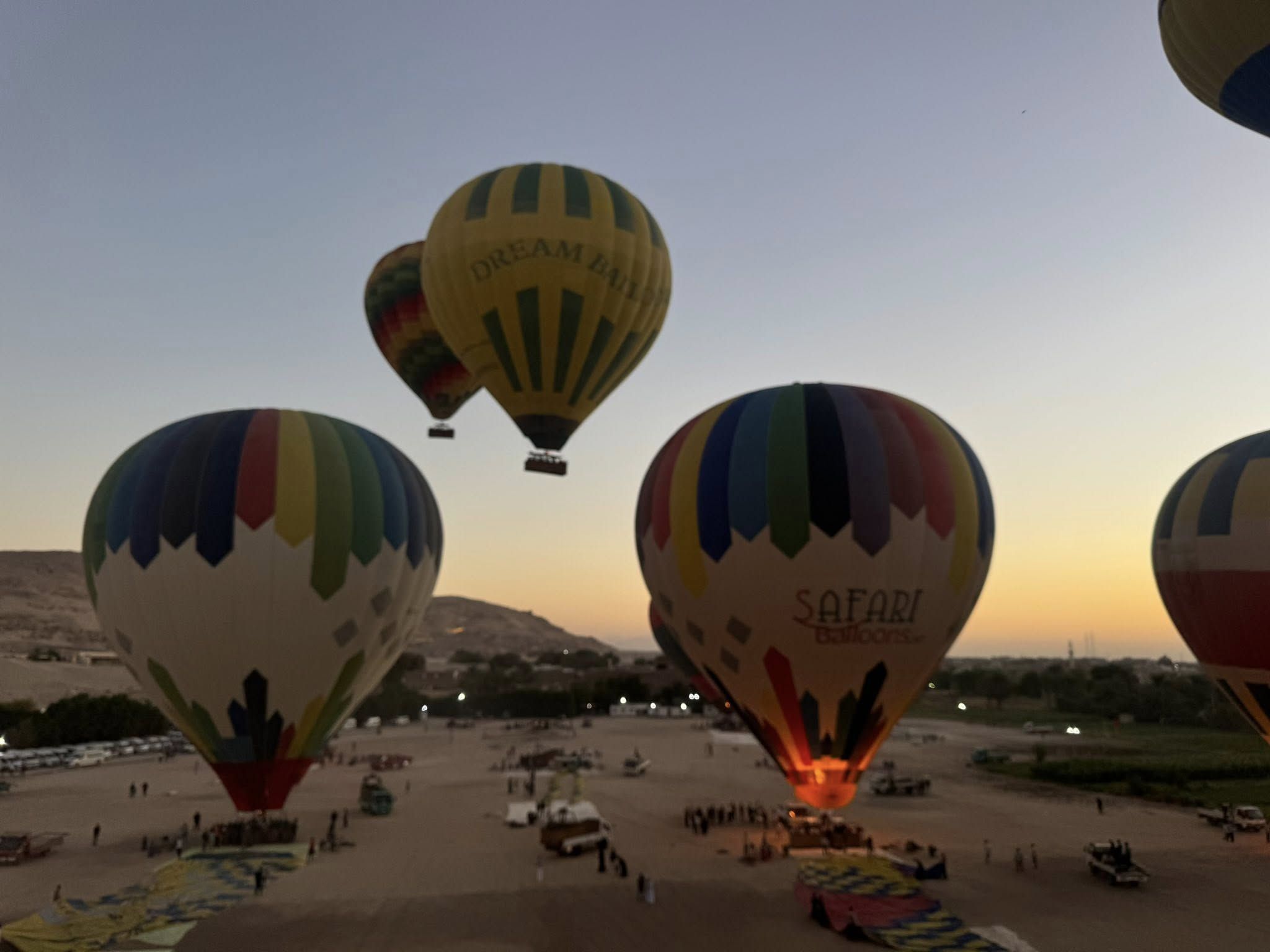 لحظات تحليق رحلات البالون الطائر من مطار البر الغربى لحظات تحليق رحلات البالون الطائر من مطار البر الغربى