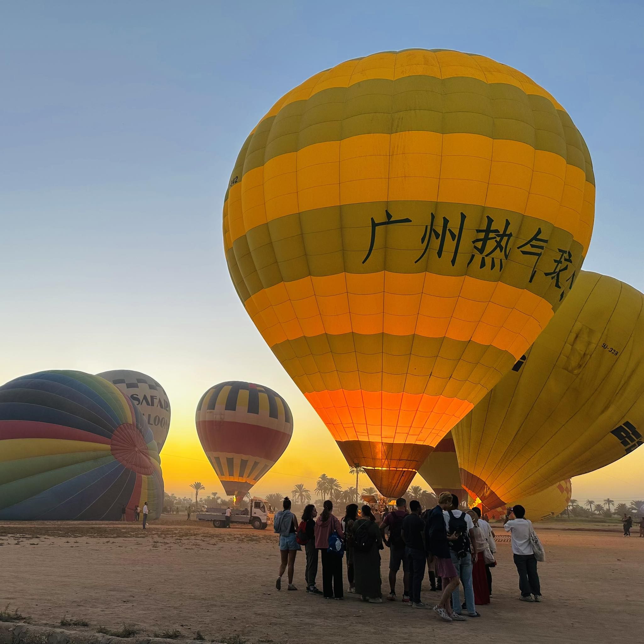 توافد سياح العالم على رحلات البالون الطائر بالأقصر توافد سياح العالم على رحلات البالون الطائر بالأقصر