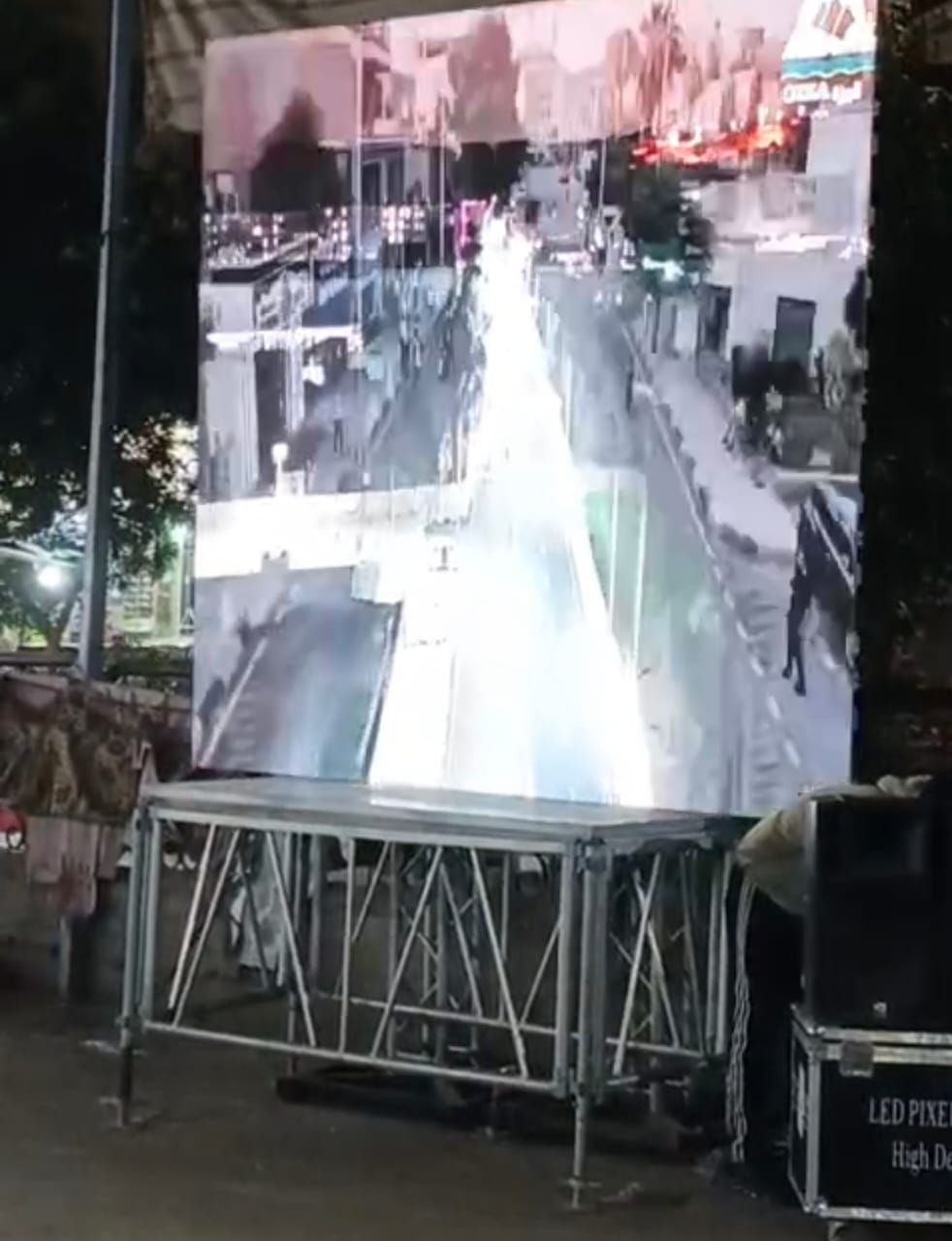 شاشات في ميادين الجيزة لبث فعاليات افتتاح المتحف المصري الكبير (3) شاشات في ميادين الجيزة لبث فعاليات افتتاح المتحف المصري الكبير (3)