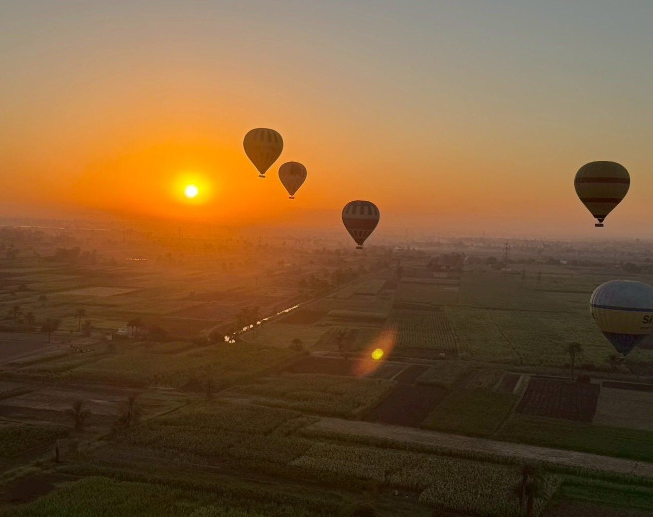 سحر تحليق رحلات البالون الطائر وقت شروق الشمس سحر تحليق رحلات البالون الطائر وقت شروق الشمس