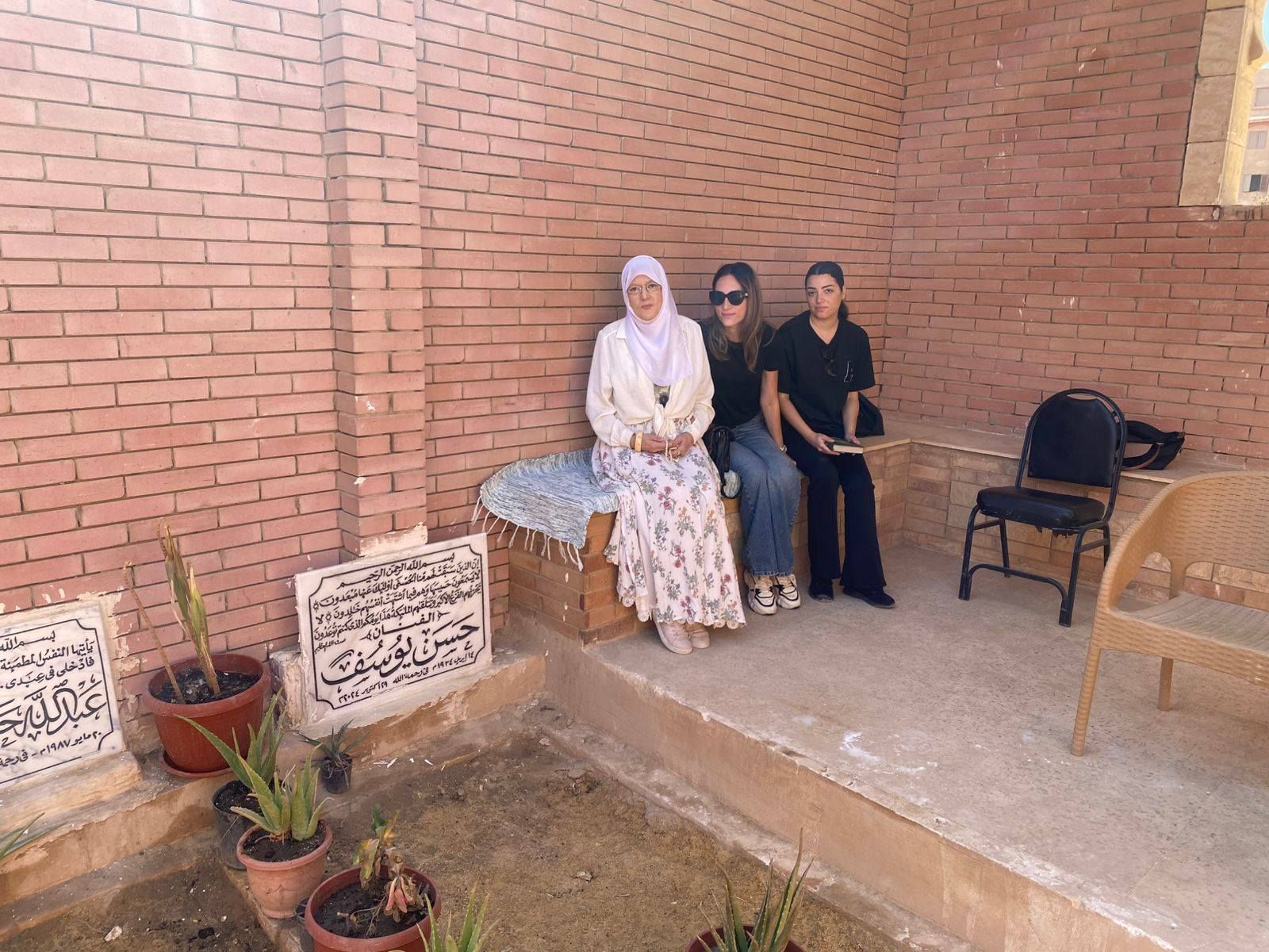 شمس البارودي تزور قبر زوجها حسن يوسف فى ذكرى وفاته الاولى شمس البارودي تزور قبر زوجها حسن يوسف فى ذكرى وفاته الاولى