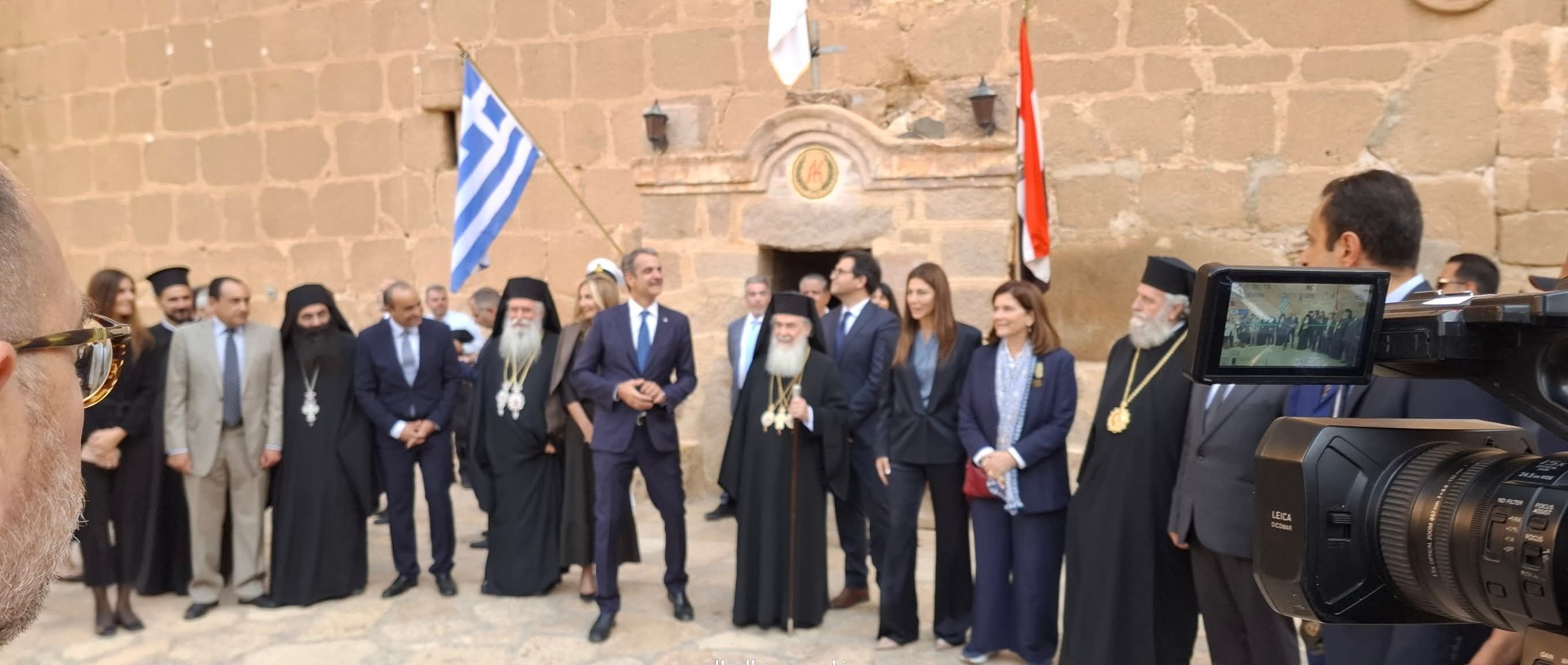 4السائحين من جميع الجنسيات أثناء المراسم 4السائحين من جميع الجنسيات أثناء المراسم