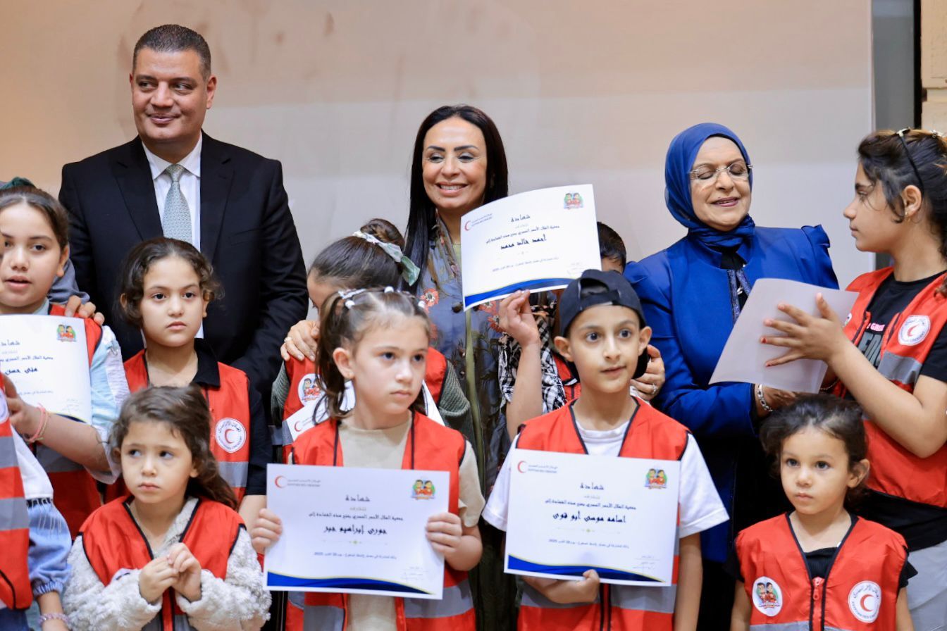 خلال تسليم الأطفال الفلسطينيين شهادات اجتياز دورة المنقذ الصغير خلال تسليم الأطفال الفلسطينيين شهادات اجتياز دورة المنقذ الصغير