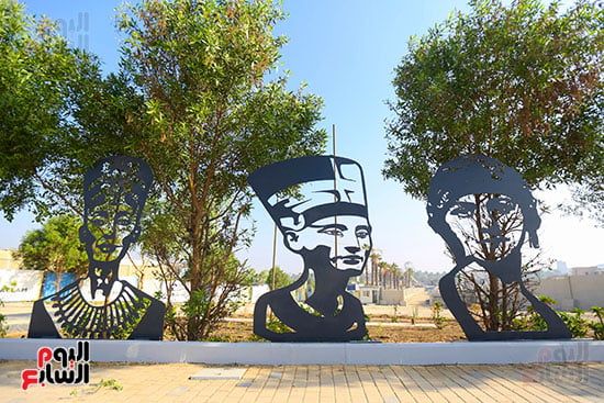 مجسمات فنية لرموز مصر في محيط المتحف المصري الكبير مجسمات فنية لرموز مصر في محيط المتحف المصري الكبير