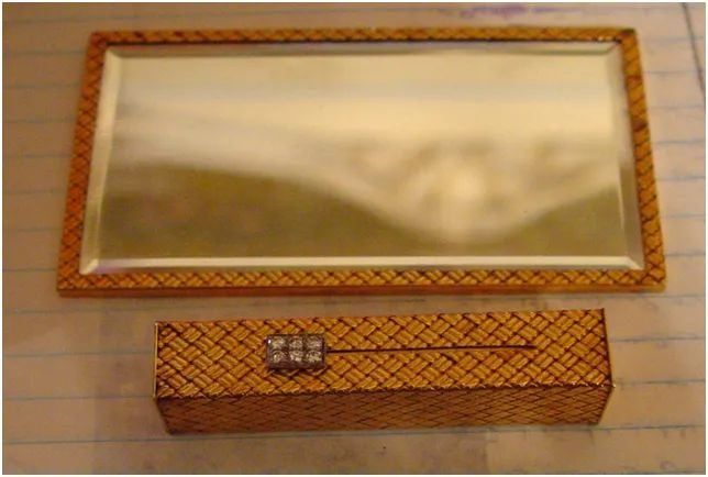 علبة روج من الذهب