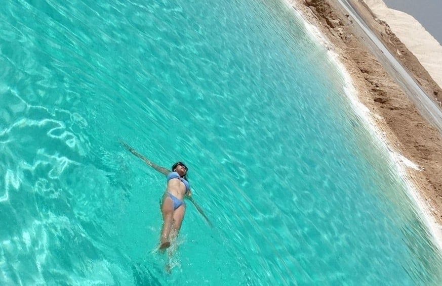 متعة السباحة في بحيرات الملح - سيوة متعة السباحة في بحيرات الملح - سيوة