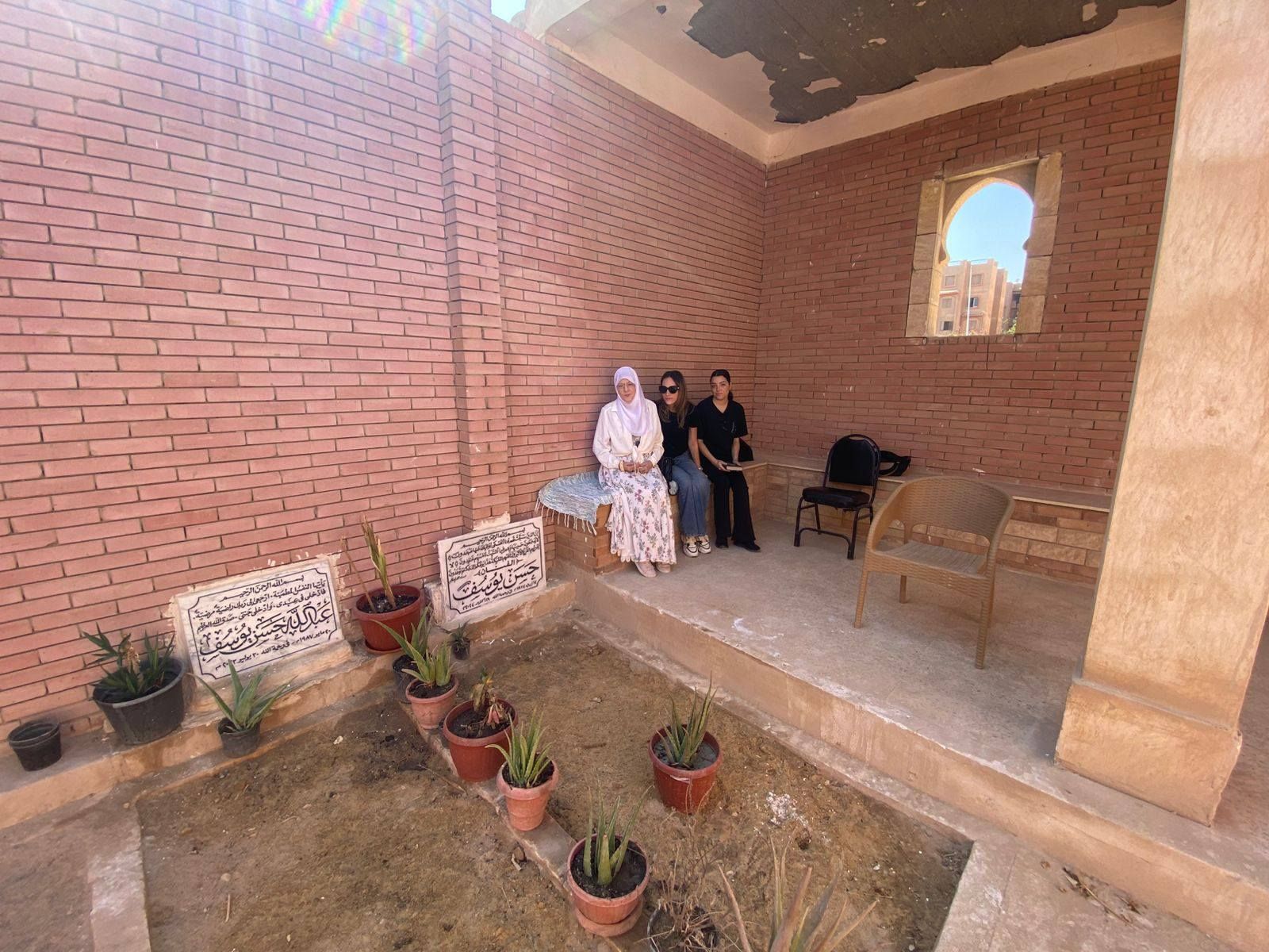 شمس البارودي تزور مدفن زوجها حسن يوسف وابنها عبدالله شمس البارودي تزور مدفن زوجها حسن يوسف وابنها عبدالله