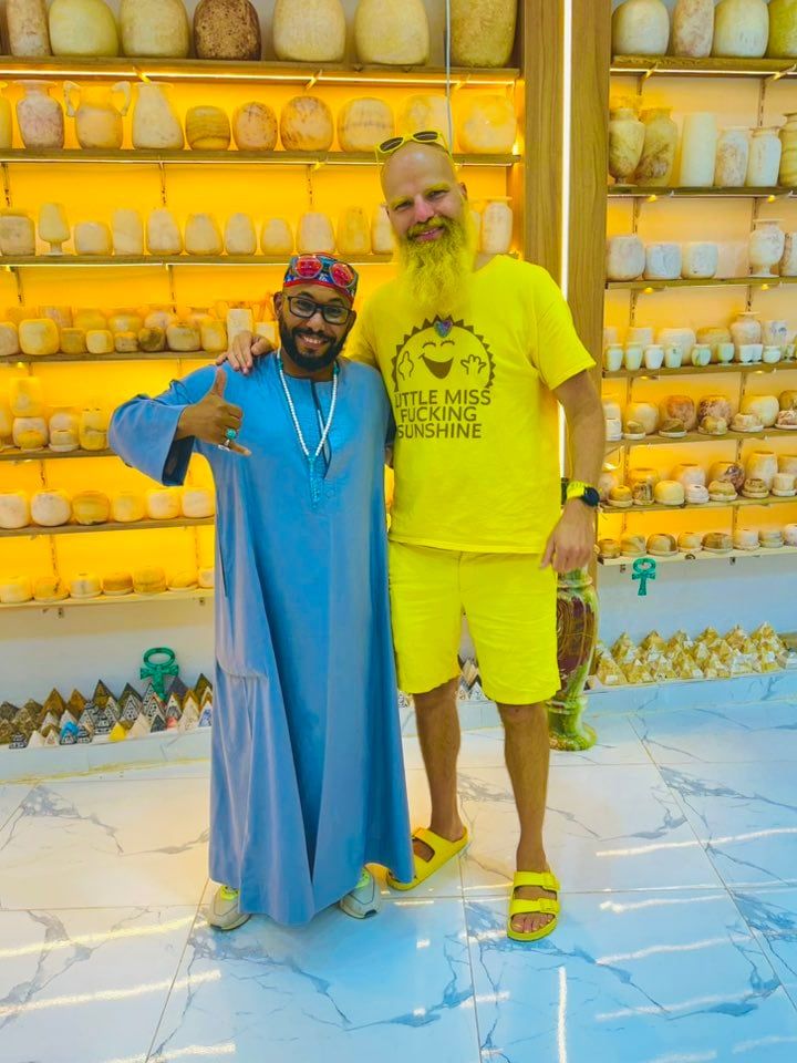 رحلة مبهجة مبهجة لشخصية الرجل الأصفر الجنوب أفريقي فى الأقصر رحلة مبهجة مبهجة لشخصية الرجل الأصفر الجنوب أفريقي فى الأقصر